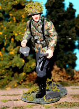 2 WK. / Wehrmachtssoldat mit Hohlhaftladung und Tarnkleidung /  1:16 Vollfigur