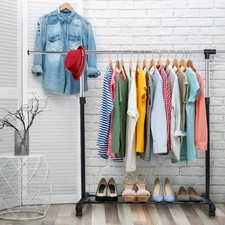 Kleiderständer auf Rollen