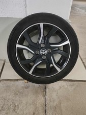 Toyota Yaris mit Original-Alufelgen und Reifen