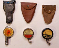 2 (+1) antike Oldtimer Moto Meter Luftdruckprüfer Original Ledertaschen  Ballon