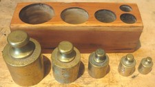 5 Alte Messing Gewichte in Holzbox