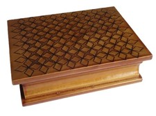 Holzkästchen in Buchform, flache Holzschatulle, mit Deckelschnitzereien  		 		