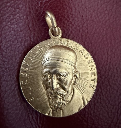 Goldfarbene medaille anhänger - medaille,