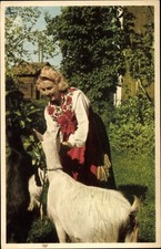 Ak Dalarne, Schwedin in Tracht im Garten, Ziege - 3816435