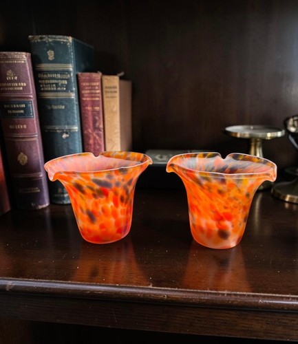 Paar orange gesprenkelte