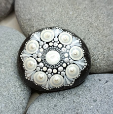 Mandala Stein, weiß, grau, Glücksbringer, Deko, Naturstein vom Bodensee, Unikat