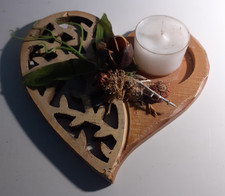 Teelichthalter in Herzform dekorativ geschmückte handgearbeitete Holzstruktur