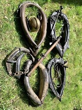 4 ALTE KUTSCHEN- PFERDEHALFTER -KUMMETS / HOLZ & LEDER /METALL/      70-80 cm