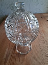 Schale mit Fuß und Deckel -