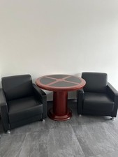 Büromöbel Holztisch und zwei Lederstühle
