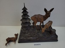geschnitzte Rehe Bäume