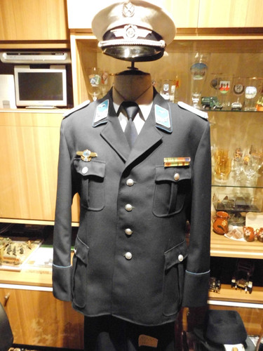 Eine komplette uniform - eine,