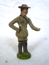 Uralte figur auf holzsockel - figur,