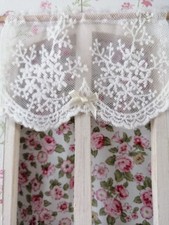 Zarte Cremeweiße Spitzen-Gardine, Bistro-Tüllgardinchen,10cm br Puppenstube 1:12