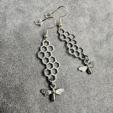 Versilberte Ohrringe – Biene & Wabe – 4,5 cm – Naturdesign – Handmade