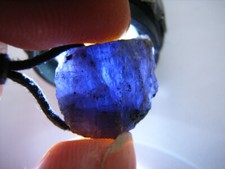 Absolut naturbelassener TANSANIT Rohstein gebohrt, am Band