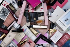 Box mit verschiednen Marken Überraschung Körperpflege, Schminke Duftproben, etc.