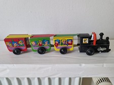 Zug mit Lok und drei Waggons