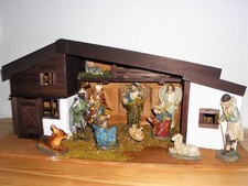 Weihnachtskrippe von Hand gefertigt mit Figuren und Beleuchtung
