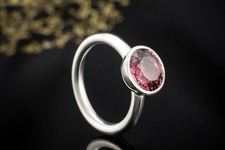 Solitär Ring mit großem Rhodolith im Rundschliff Massiv in Weißgold 750 Schmuck