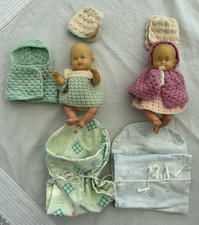 2 Schildkröt Baby Puppen Kunststoff 60 ger Jahre mit Kleidung 16 cm für Sammler