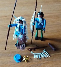 2x Play Big Figuren Indianer aus den 70er Jahren mit Zubehör Konvolut Vintage