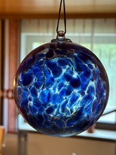Dekorationskugel zum Aufhängen aus Glas in blau, Durchmesser ca. 12 cm