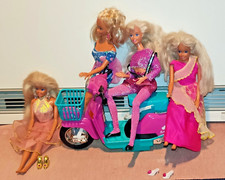 Vier Barbies und ein Motorroller