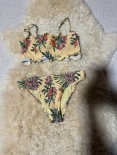 Gelber Bikini, Blumenmuster