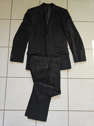 Anzug schwarz mit roter - , naht