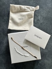 Yves Saint Laurent YSL ARMBAND MIT CASSANDRE CHARM AUS METALL UND STRASS CRYSTAL