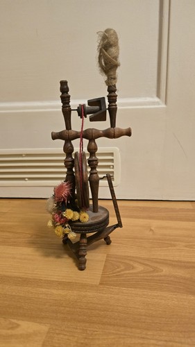 Vintage miniatur spinnrad aus - miniatur-spinnrad,