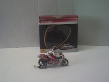 Suzuki RGV 500 Team Suzuki Daryl Beattie Nr.4 1:24 von ONYX mit Verpackung