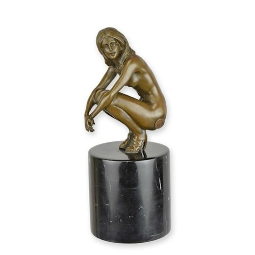 Bronzefigur kauernder