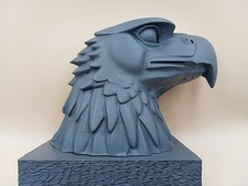 Adlerkopfbüste des Flughafens