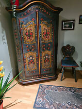 wunderschönes bemaltes Bauernzimmer in einem sehr gutem Zustand