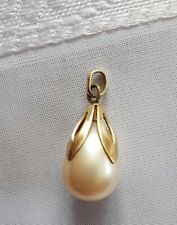 Vergoldeter Amerikaner A*D Anhänger mit perlmutt farbigem Stein Tropfen Vintage