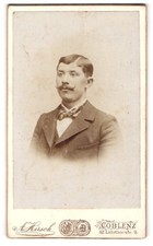 Fotografie A. Hirsch, Coblenz, Alt Löhrthorstr. 9, Junger Mann mit Fliege und S 