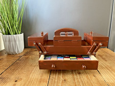 FAB KLEINES MINI ERWEITERBARES NÄHKÄSTCHEN SET & INHALT VINTAGE HUTNADELN FADEN ETC.