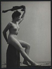 Fotografie nackte Frau winkt