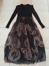 Langes Kleid mit weitem Rock