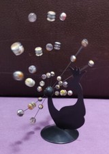 DDR UNRUHE WINDSPIEL -PFAU mit Glasperlen & Metallstäben- SPACE AGE VINTAGE DEKO