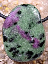 RUBIN in FUCHSIT Anhänger mit Bohrung Lederband Halskette - FARBKNTRASTE !!!