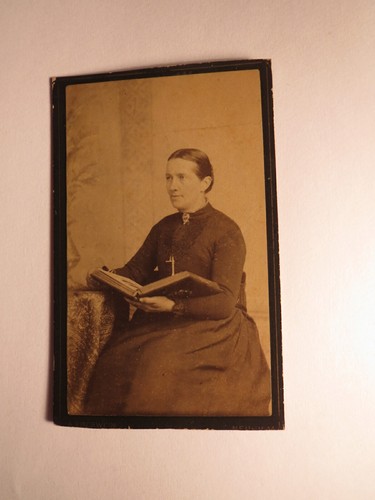 Sitzende frau mit fotoalbum - sitzende,