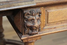 250cm Esstisch aus belgischer Eiche mit Löwenkopf-Schnitzerein..