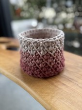 Häkelkorb mit Holzboden /