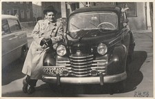 Vintage Foto Mann mit Opel Olympia 1956 Auto Oldtimer PKW Car