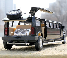 Hummer Limousine Modellauto mit Rückziehfunktion Licht & Ton/ 3 Farben/ 1:32