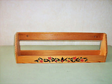 Kleines DDR-Gewürzregal aus hellem Holz mit farbigem Dekor