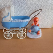 Puppenwagen für Puppenstube bzw. Puppenhaus, Püppchen,  Kissen, Maßstab 1 : 12